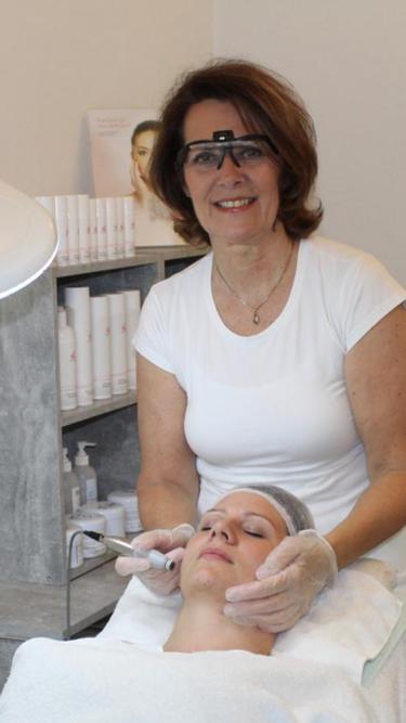 Kosmetikerin Beate Penger in der Behandlung Kosmetikerin Beate Penger in der Behandlung